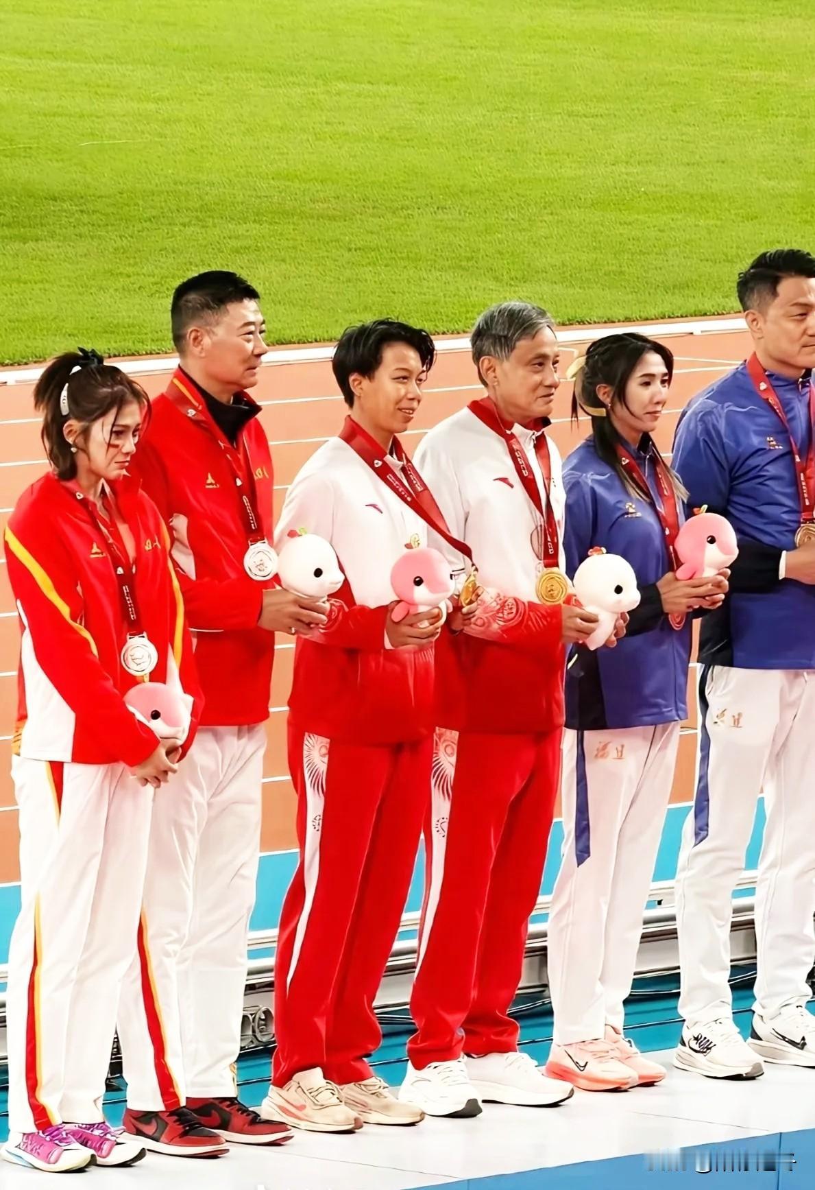 “孤勇者”刘景扬！泛黄的运动鞋像面镜子[赞]
没有粉丝，没有流量，没有包装，没有