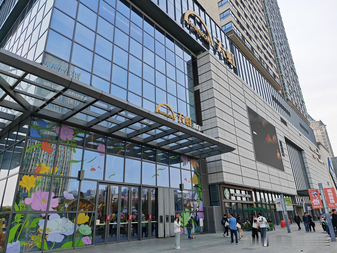 这里是位于江苏省昆山市人民南路与中华园路交叉口（中华园路1555号5号商业楼）的
