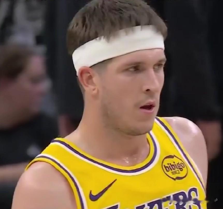 湖人三当家里夫斯新赛季目前已经有5场比赛得分上30+！！！
对阵独行侠：15中1