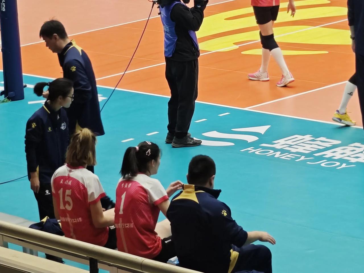 李盈莹终于被换下场了！
从国家队比赛，到女排联赛，李盈莹只要上场，就从头打到尾，