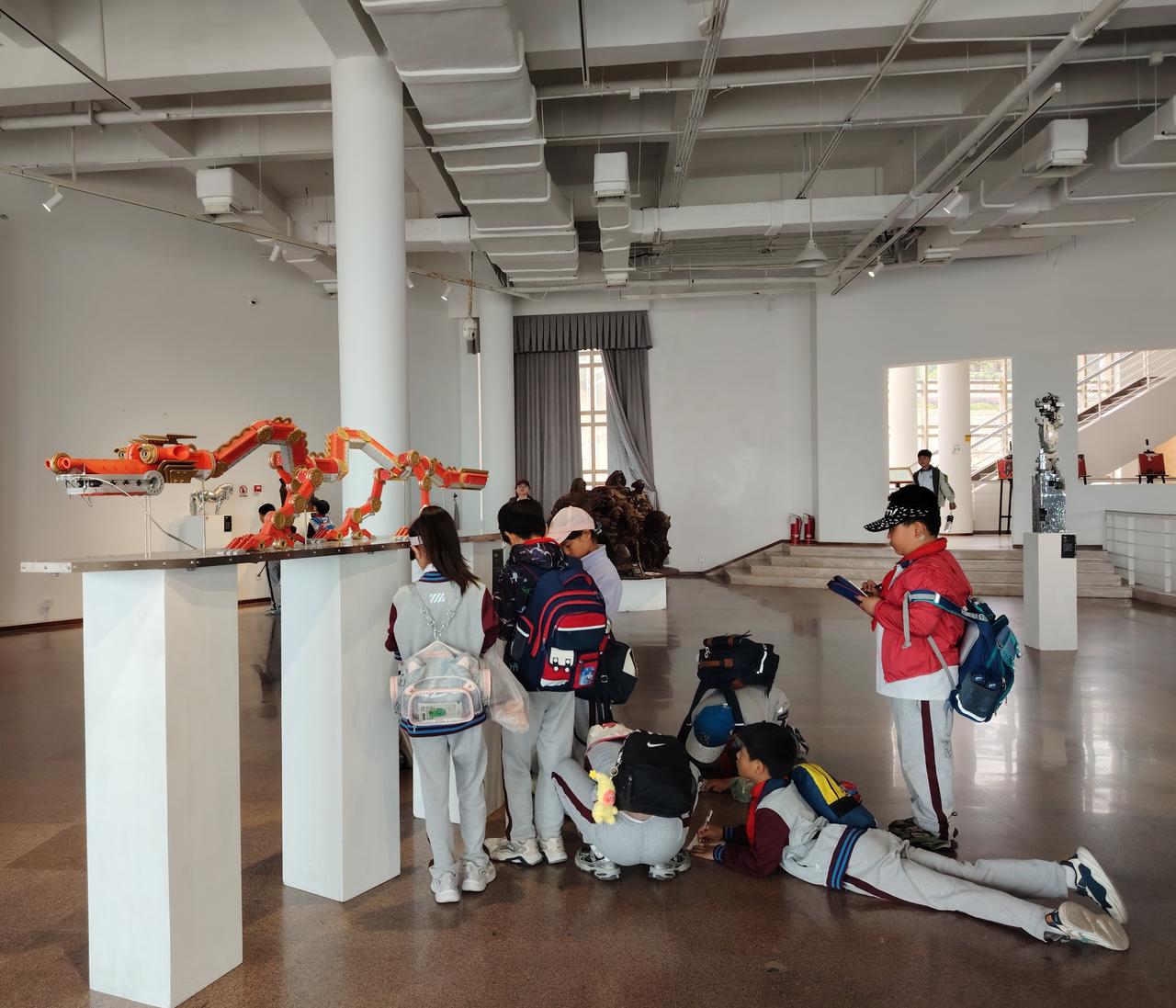 “艺术为城市赋能•2026青岛公共艺术邀请展”还是颇坏受欢迎的，吸引不同学生群体