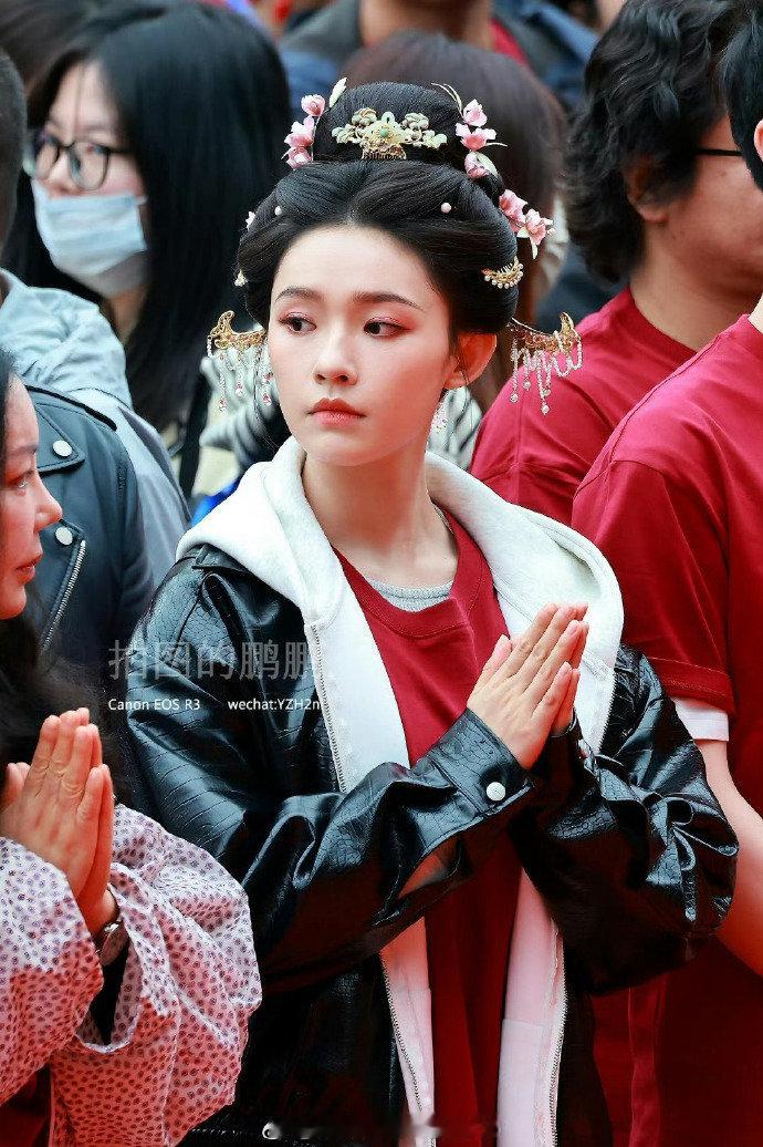 张淼怡聊斋开机生图张淼怡聊斋开机路透常华森的冷冽气质、张淼怡的活泼俏皮、林允的优