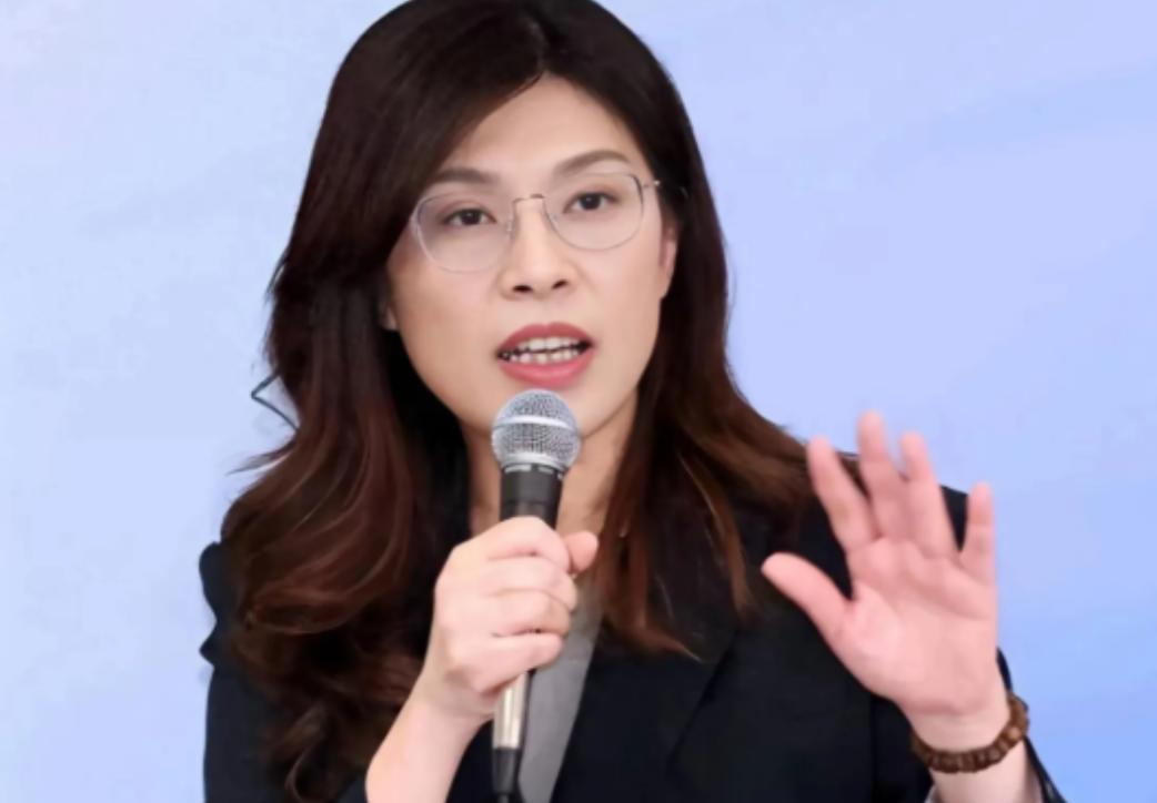 赖清德彻底慌了！
就在特朗普访华之际，郑丽文也官宣了6月访美，可让人没想到的是，
