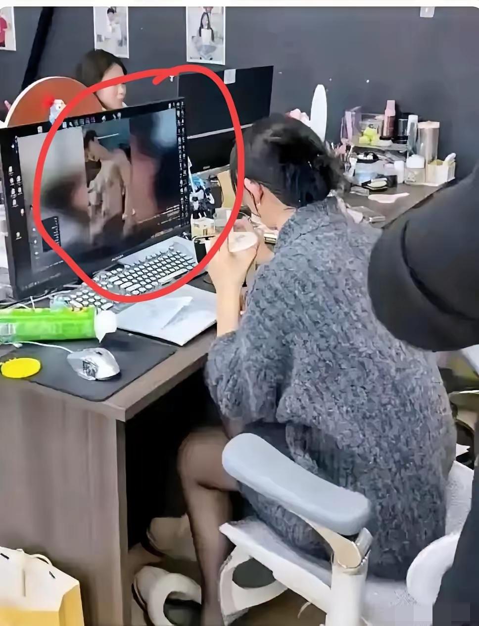 意外拍摄
美女在办公室电脑上竟然看起了有“色”电影，完全没察觉到后面有人，这胆子