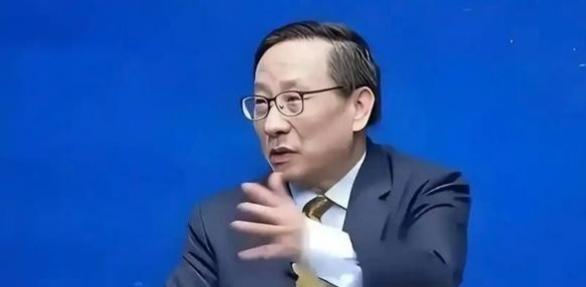 万斯曾暗示中国，如果不接受关税，就考虑战争。话音未落，中国学者 高志凯 就在国际