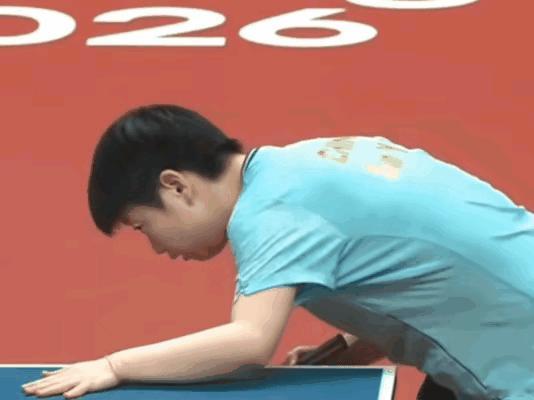 莎莎这小表情看一回乐一回，怎么那么可爱呢？
对面打过来的球，她挥拍没挥到，然后她