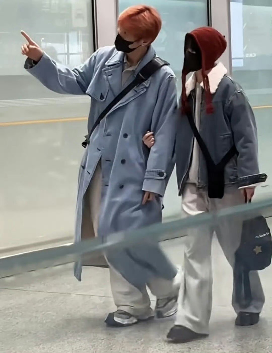 李荣浩杨丞琳手牵手机场挽手依偎也太甜了吧～同色系情侣装配一脸，小鸟依人靠肩头的画