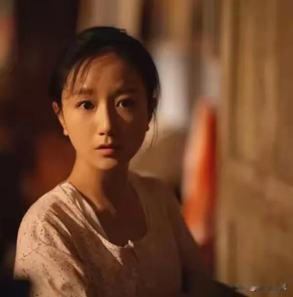 小巷人家。物价飞涨，人们纷纷把存在银行里的钱取出来。张阿妹买的都是衣服，卫生纸啥