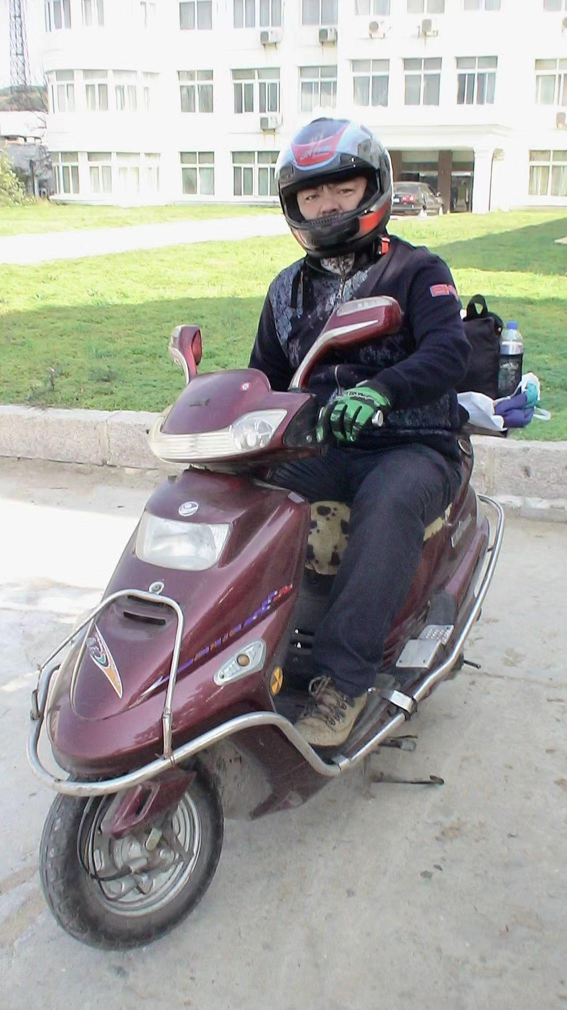 🛵头盔是铠甲，车辙是地图🌿每个等红灯的间隙，都藏着奔向生活的勇气💨