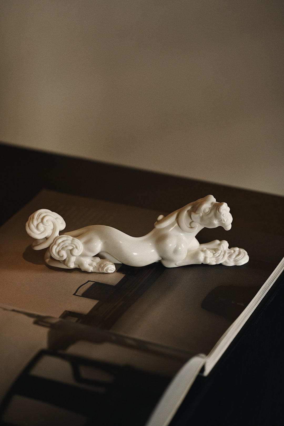 鹿角 | 螭龙献瑞 笔搁、案摆螭龙古朴，灵芝轮廓分明，线条具有艺术美感，置案有几