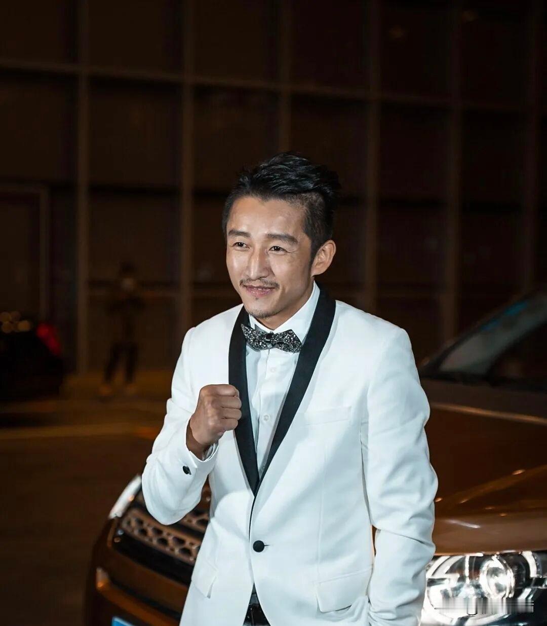 王宝强是被人从背后捅了一刀，
拔出来养好伤还能打；
邹市明是被人慢慢捆住手脚，连