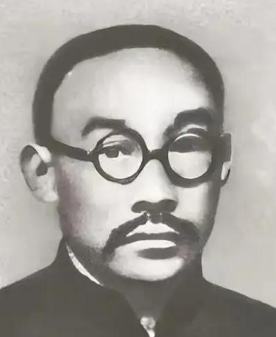 1907年，何叔衡的妻子连生3女，族人纷纷劝道：“快纳个妾吧，大才子总不能无后。