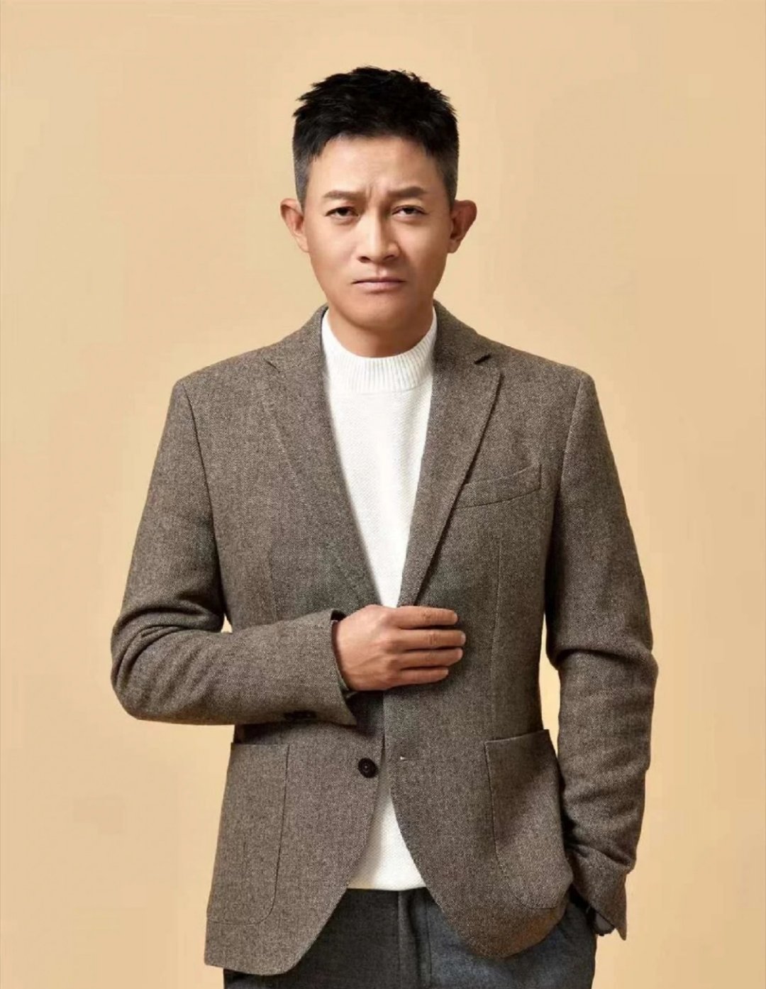 看他的戏就是舒服，台词节奏独一份，换别人还真演不出那个味儿。有人说他演戏一个样，