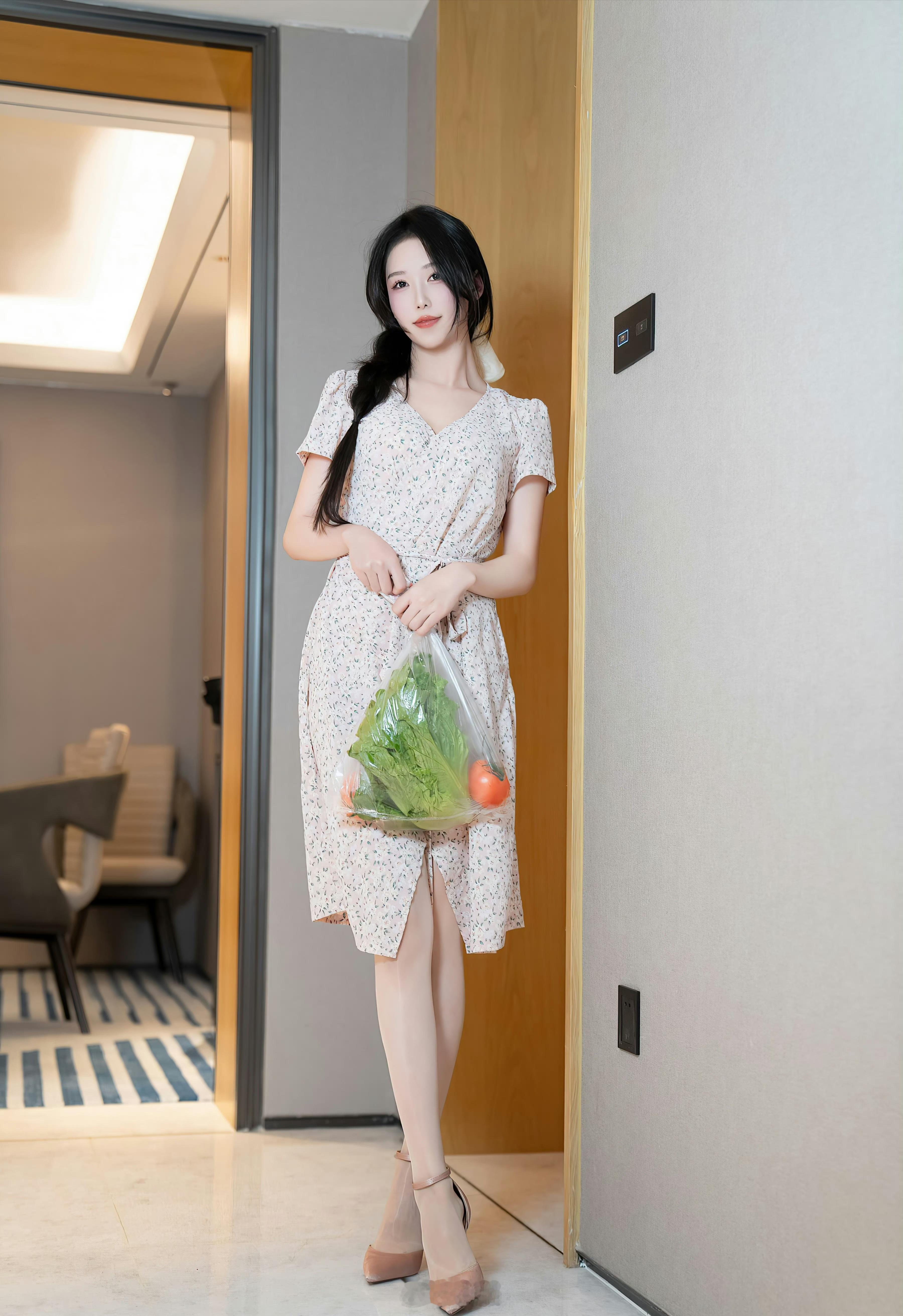 买菜的女孩到家了 ​​​