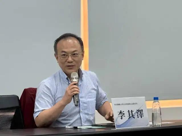 彰化李其泽抛出统一四大设想，全网吵翻！
       台湾彰化师范大学副教授李其