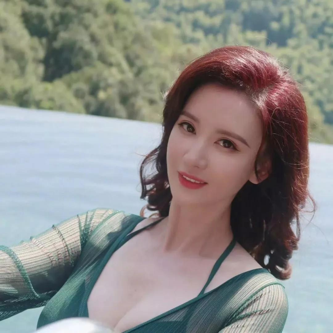 红发女神，湖边美景，时尚穿搭海边度假红裙 梦幻红发少女 红发女神穿搭 紫色比基尼