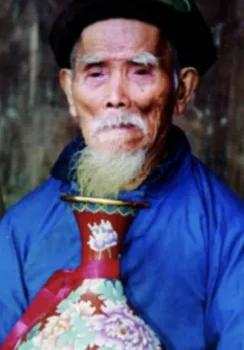 “中国长寿之王”龚来发，一辈子没有娶妻活到了133岁，然而令人发解的是，他有一个