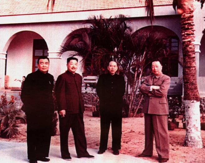 1959年2月，四位开国将帅在海口合影。左一是谭政大将，在罗荣桓之后担任总政治部