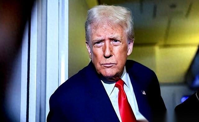 老特那张脸，最近笑得跟朵花儿似的。
坐着空军一号就敢给记者吹，说跟咱们的会谈他打