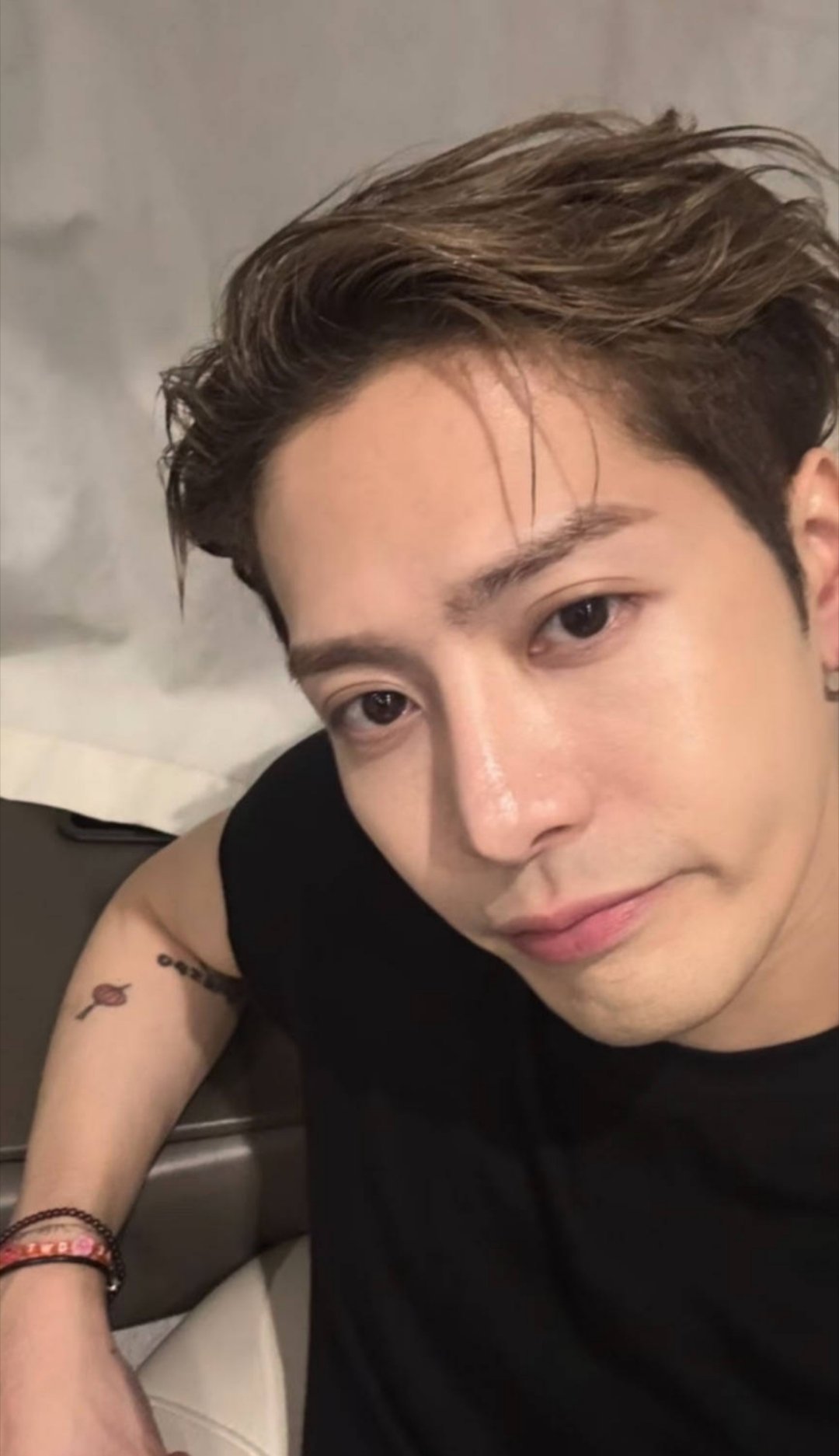 王嘉尔晒全家福 嘉嘉永远是爸爸妈妈的骄傲[心]也是我们Jacky的骄傲[心] ​