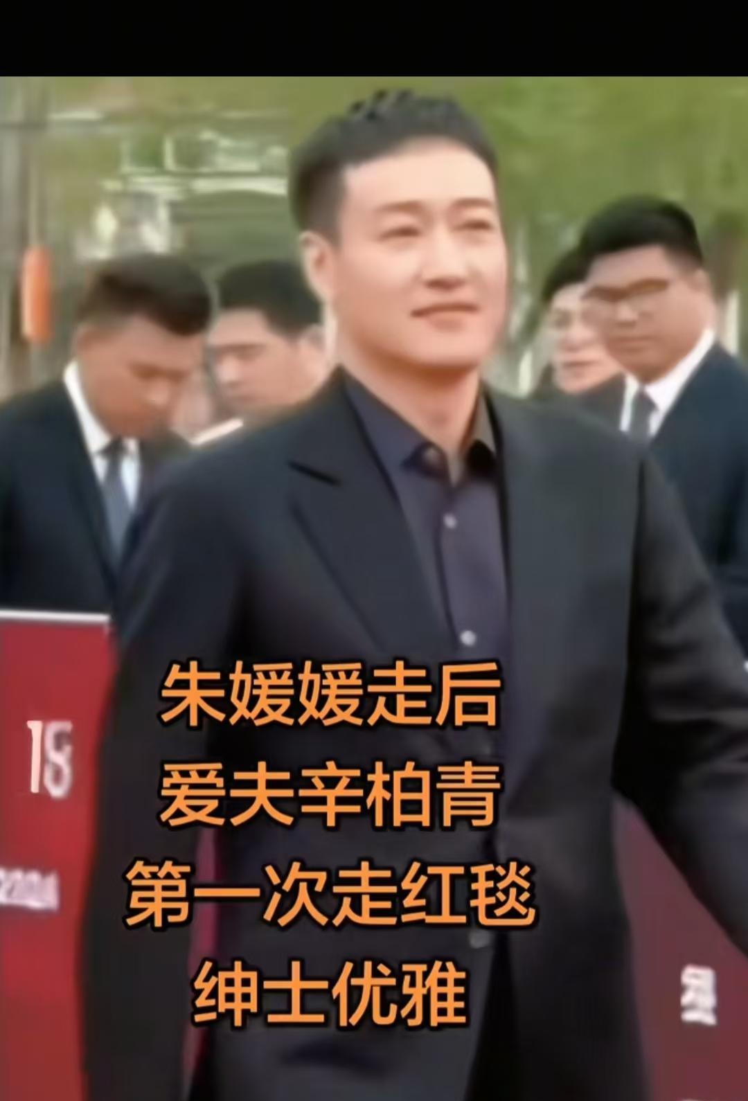 导演喊“卡”。
一条过。
蹲在角落，十分钟，站不起来。
咽下去的肉饼，是儿子伯邑