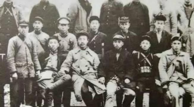 1946年，解放军为投诚的2000土匪设宴接风，席间匪首脱下大衣，顺手挂到墙上，
