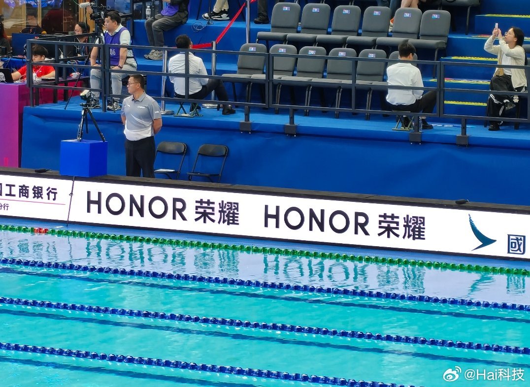 今天来看中国游泳公开赛了，现场见证了“仰泳预赛”龙抬头，然后抬头看到了深蓝汽车和