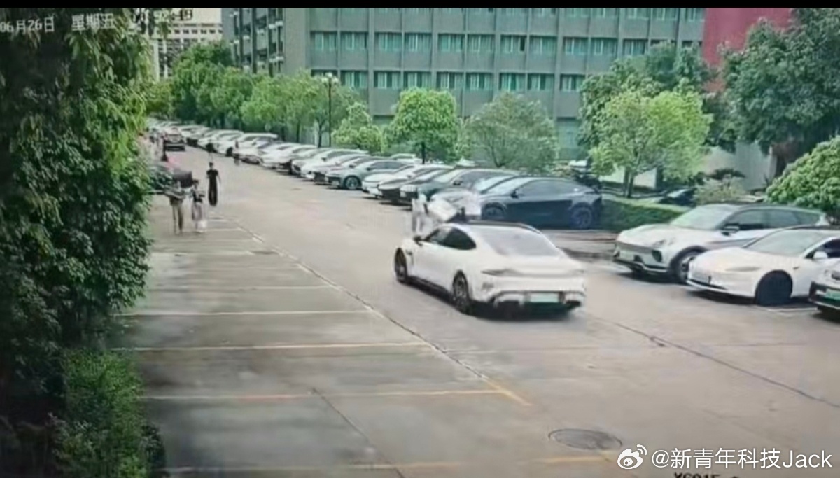 这事刚开始我就觉得很蹊跷，一帮人造谣节奏带得飞起，现在学校正式出来辟谣回应了，没
