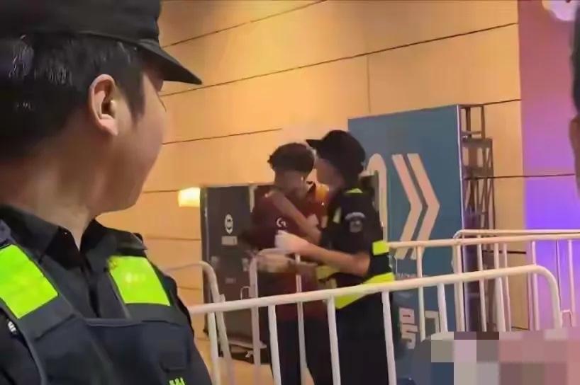 实在是想不通这女安保为啥给外籍人士点烟，按道理这种岗位都会有岗前培训，就算是没有