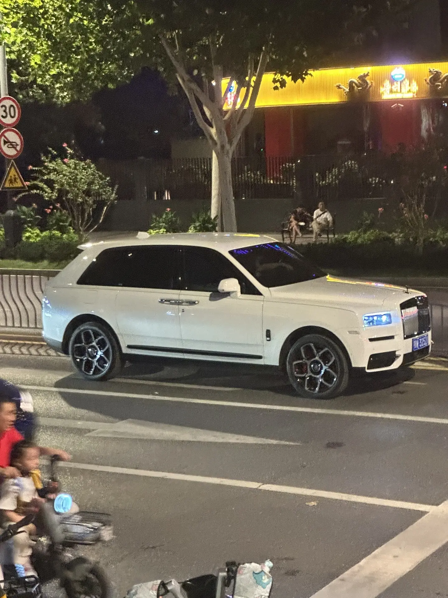 Rolls-Royce Cullinan 在 Wuhan开 Culli...