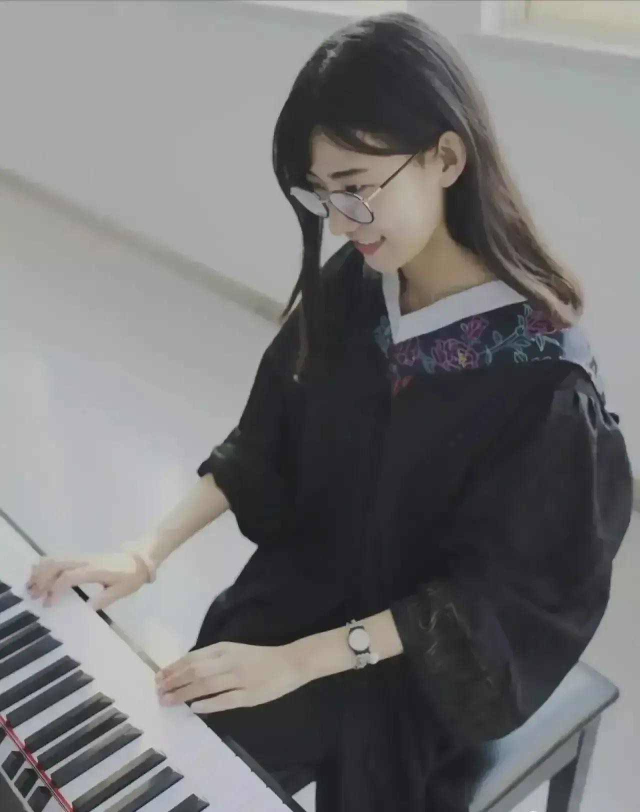 上海某高中女教师火了，臭了，出轨16岁学生，真为情困为情迷一点不计被发现后果。已