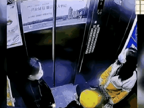 这位兄弟胆子真大，还不跑