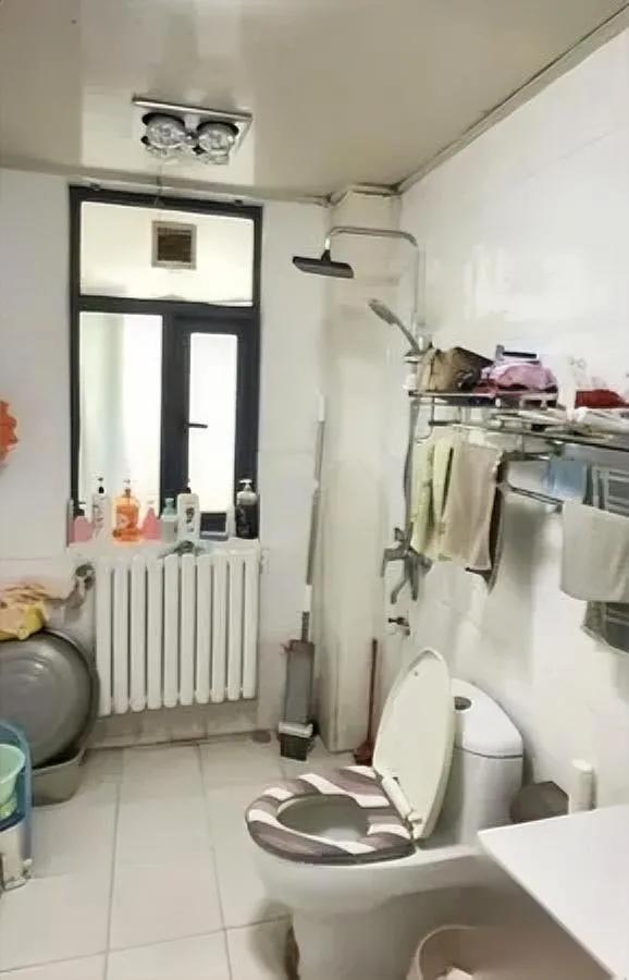 亲爹偷看洗澡？太离谱！

真相竟是父女间的一场误会。女儿洗澡时，父亲为拿牙刷敲窗