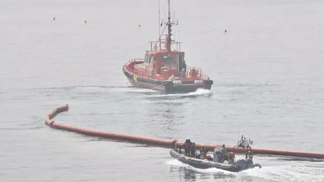 这是西班牙当局在海上设置隔离屏障，相当于“陆地边境墙”，长度约500米，高出水面