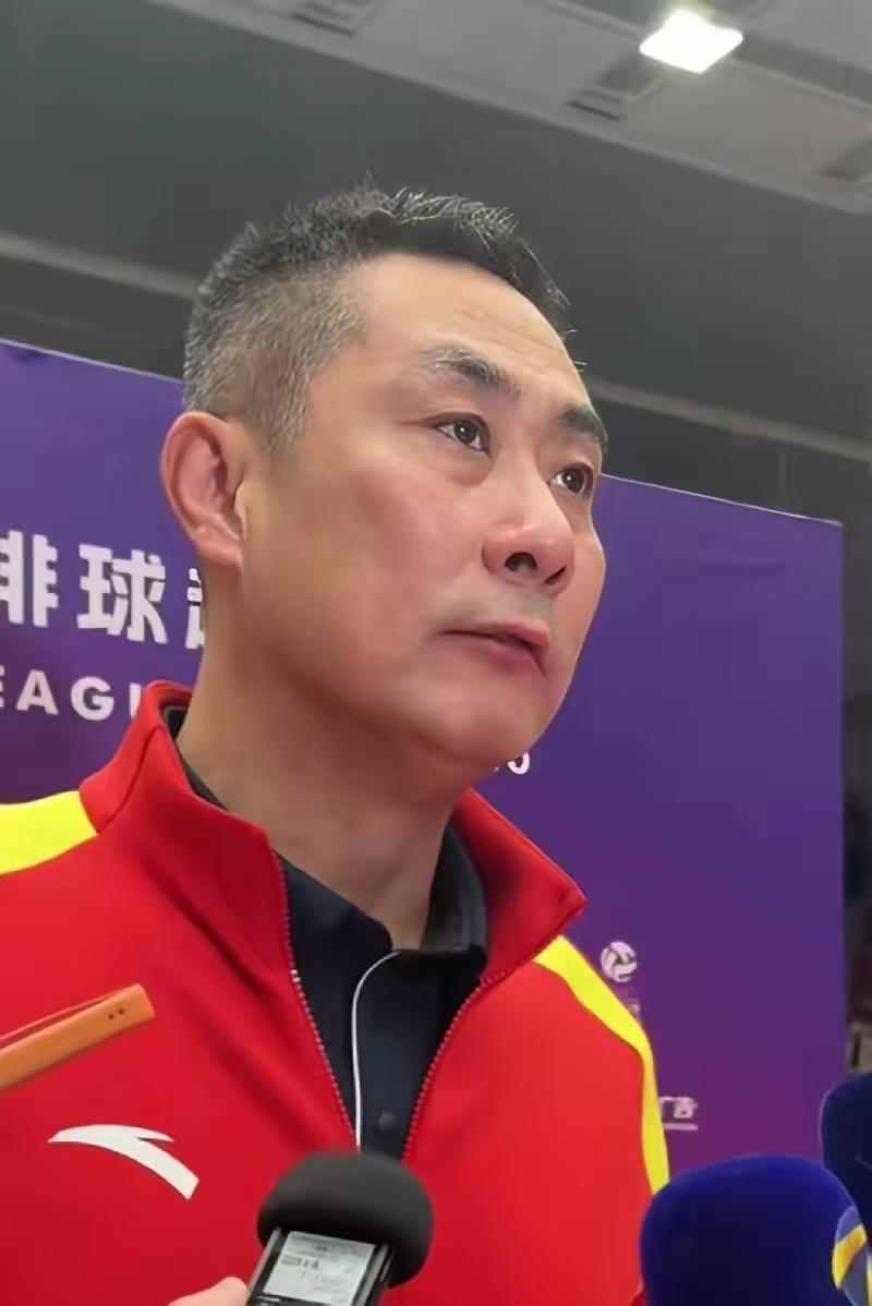 美国女排前主教练基拉里的车轮战，并非陈方指导的杂乱无章用人，老基用两套阵容轮流打