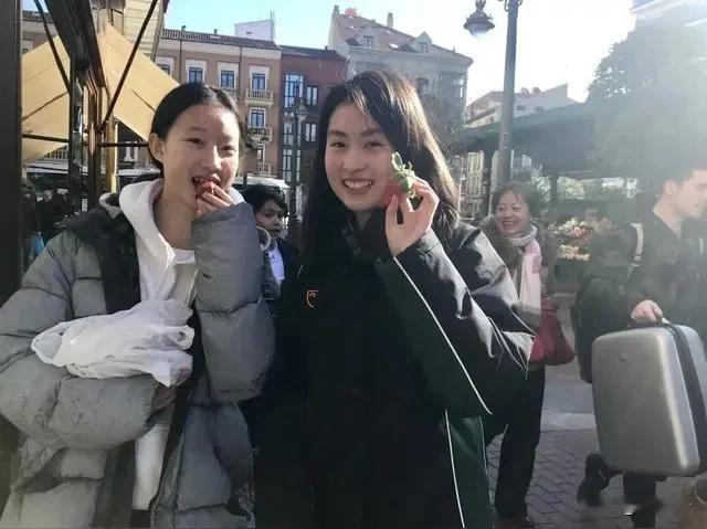 女儿的事，让老郑愁绪万千

       同事老郑有个独生女，在英国留学三年，去