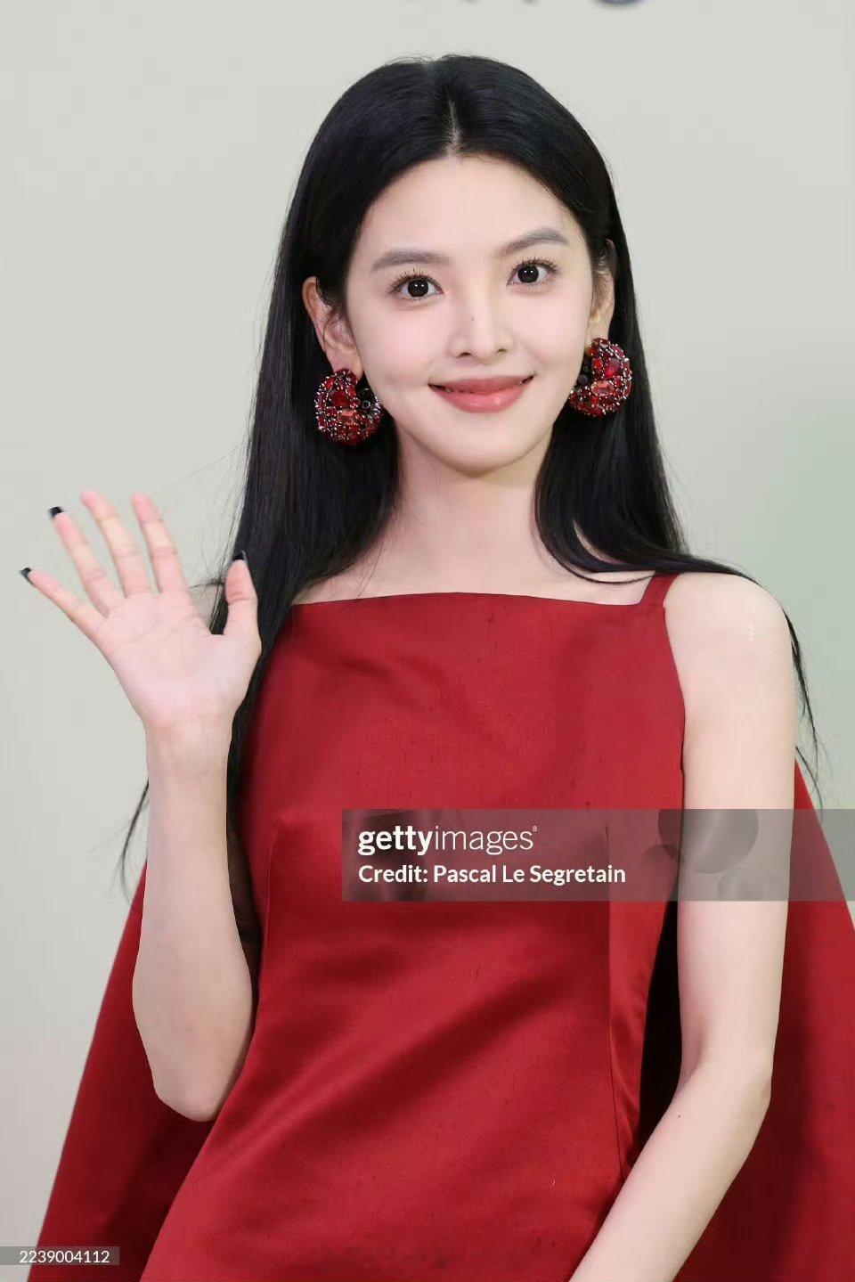 章若楠，周也巴黎时装周都选择了红裙黑长直，喜欢谁的造型？ ​​​