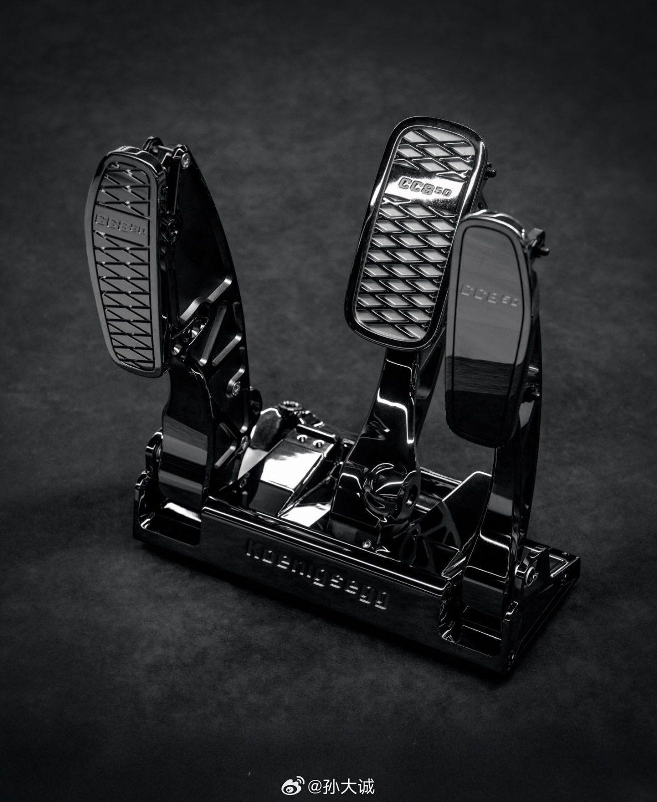 跑车大v聊车 看看科尼塞克的细节，从踏板组合到仪表盘、钥匙架和刹车卡钳… 