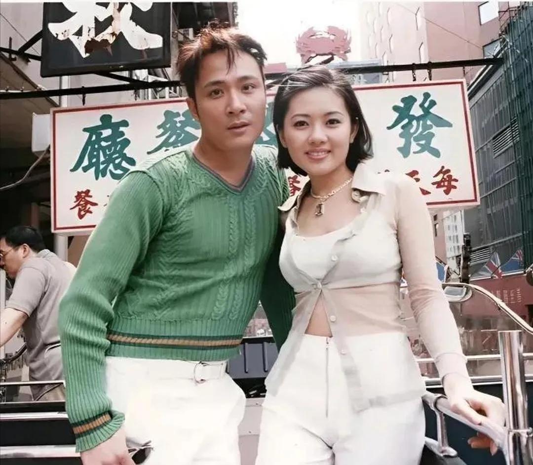 年轻时的“坤哥”和李丽珍真是郎才女貌，非常般配。
下面这张图片是吴镇宇和李丽珍的