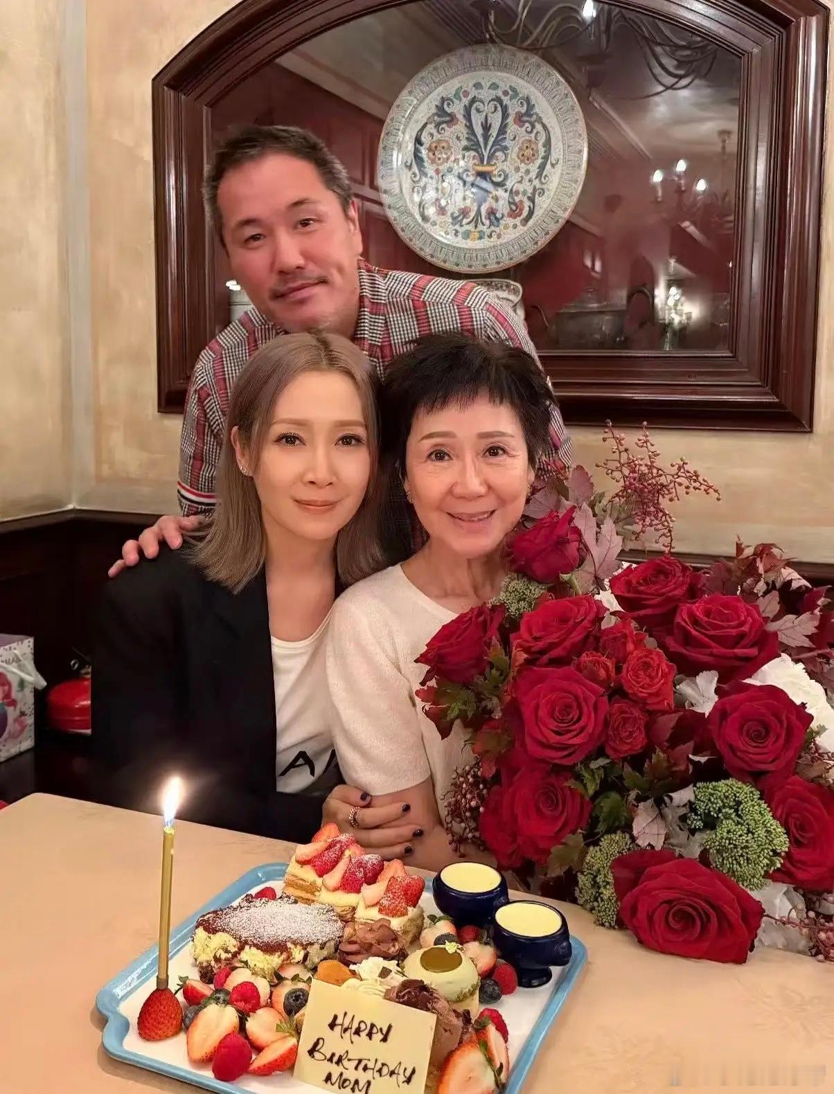 46岁关心妍和老公一起为妈妈庆祝生日，她的妈妈看起来好年轻，母女俩长得非常像，妈