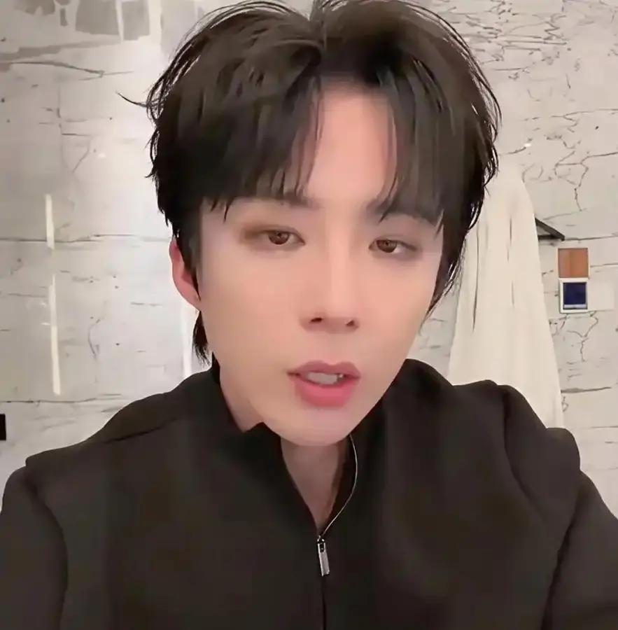 黄子韬在综艺里说压根不认识刘宇宁。

我当场笑喷。

刘宇宁当晚开直播。

他先