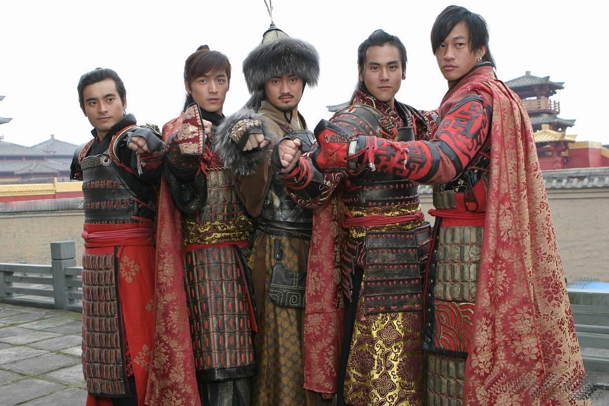 2006年，五位演员在电视剧《少年杨家将》剧组，身穿古装扮相合影。

左起陈龙、