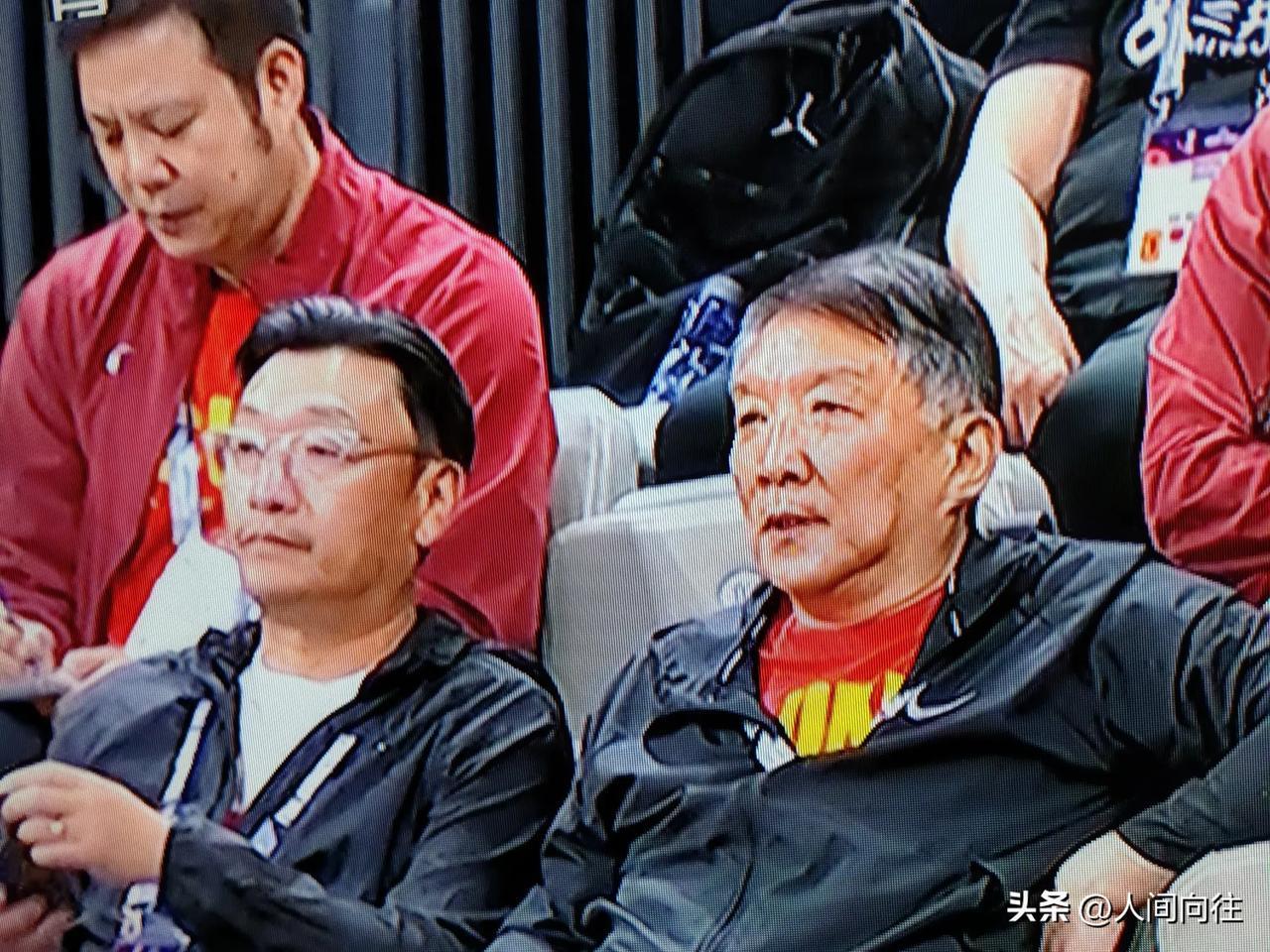 女篮亚洲杯成绩倒退，批评最多的是宫鲁鸣用人和指挥存在失误造成的。中国女篮起点高，