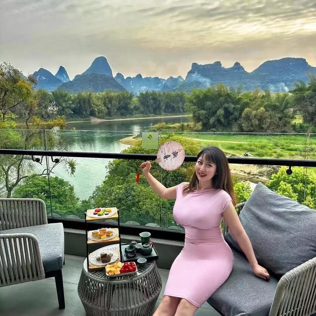 山水之间，悠然自得。