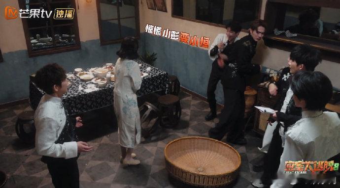 彭昱畅密室最吃压力之人密室大逃脱彭昱畅遇上 NPC 妈妈直接开启躲避模式，哪怕近