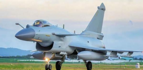 3 月 25 日，中部战区飞行员史录权开着歼 - 10C 巡逻时，竟然在自家大门