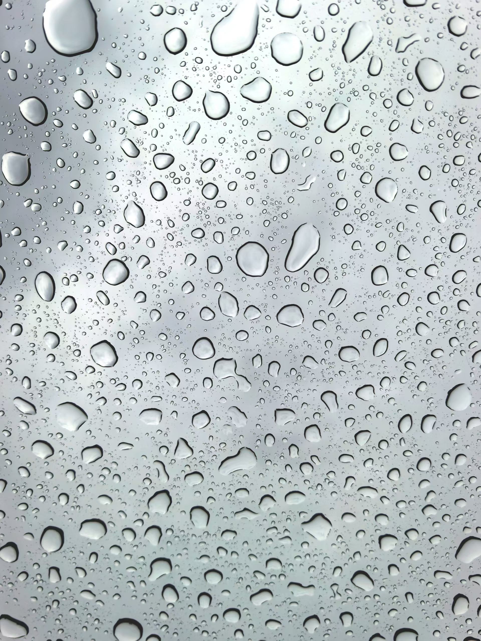 这雨下的让我默默唱起了张宇的那首歌，雨一直下…. 