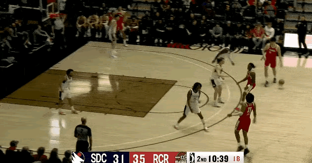 今天杨瀚森在发展联盟打得轻松自如，尤其是这两次妙传，找到了中国约基奇的感觉。第一