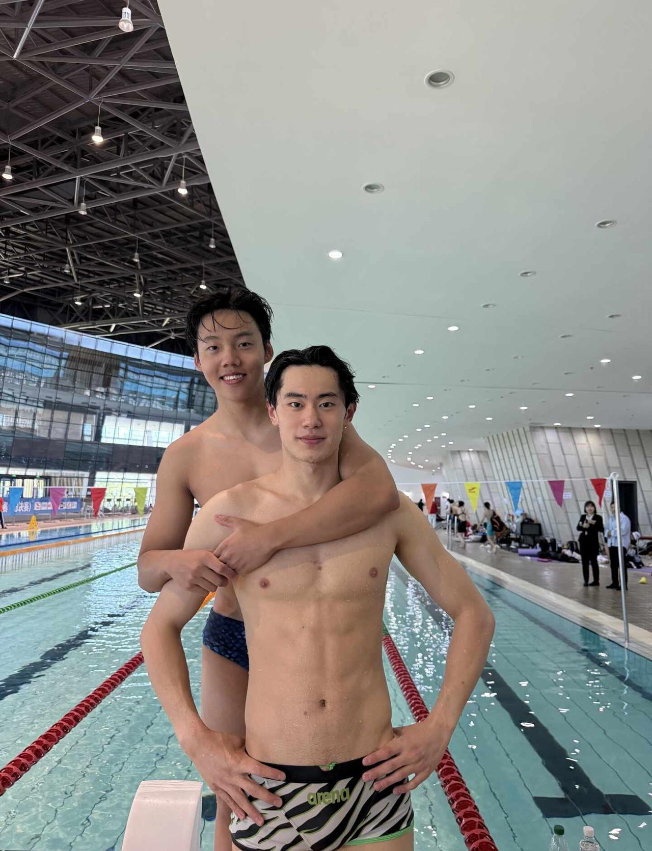 留念大学生游泳 比赛现场 男大