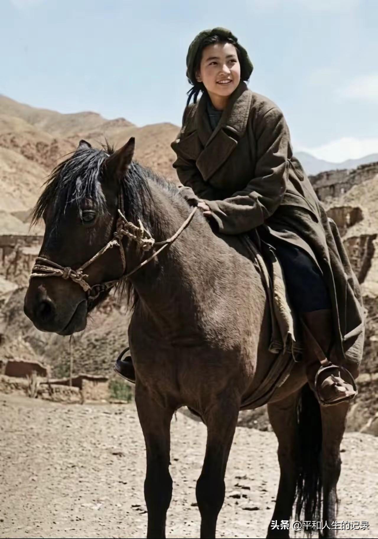1937年抵达延安后.
奔赴圣地求进步，
峥嵘岁月展英姿，
转战陕北奇女侠，
创